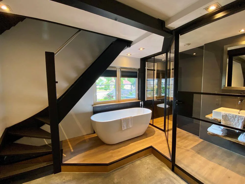 Luxe Thema Suite | Splitlevel kamer met vrijstaand bad