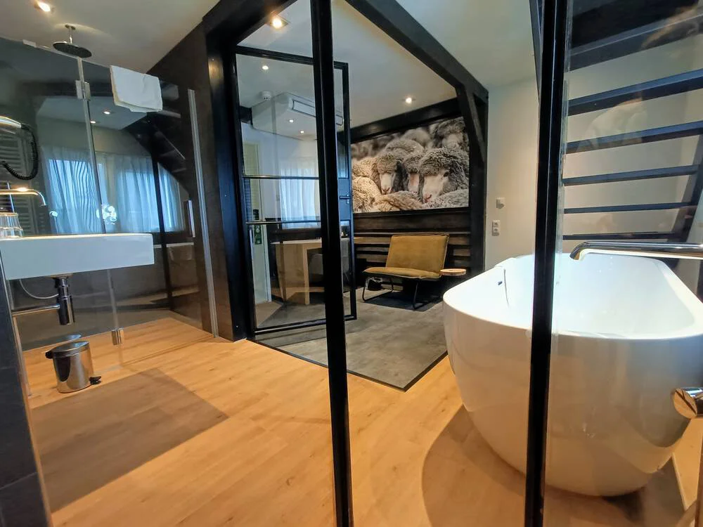 Luxe Thema Suite | Splitlevel kamer met vrijstaand bad
